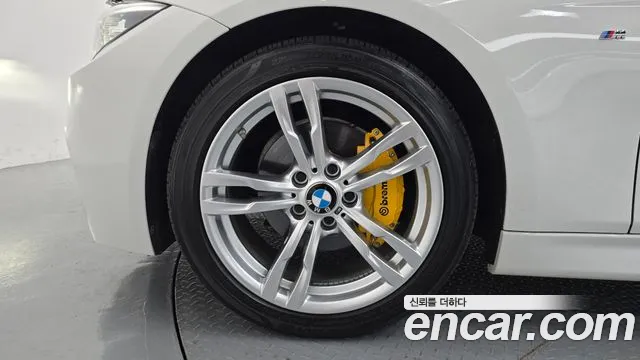 BMW 3-Series 2018 thumb 5