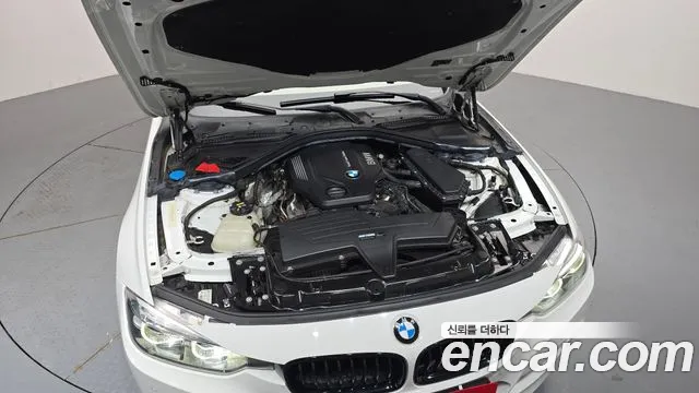 BMW 3-Series 2018 thumb 6