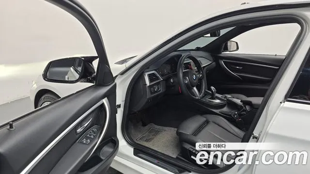 BMW 3-Series 2018 thumb 10