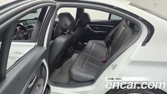 BMW 3-Series 2018 thumb 11