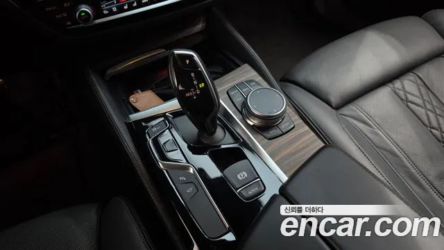 BMW 5-Series 2018 thumb 9