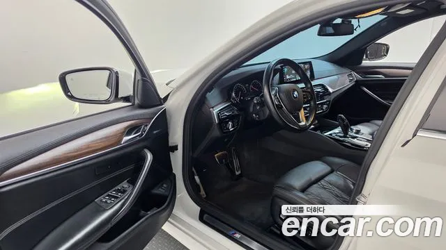 BMW 5-Series 2018 thumb 10