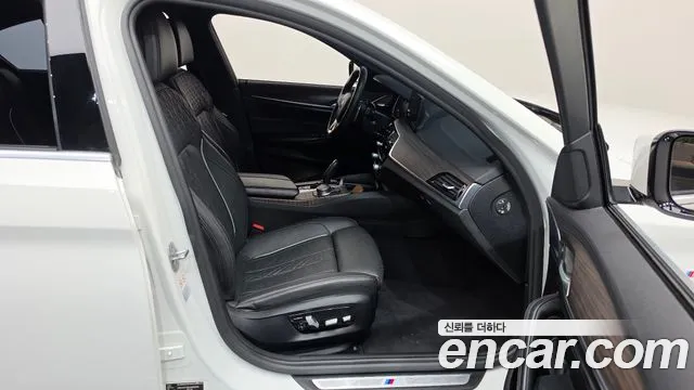 BMW 5-Series 2018 thumb 11