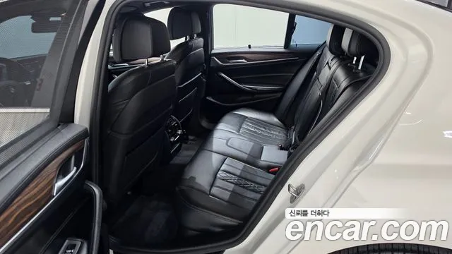 BMW 5-Series 2018 thumb 12