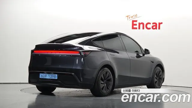 Tesla Model Y 2025 thumb 2