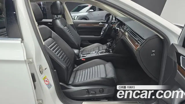 Volkswagen Passat (North America and China) 2018 thumb 11
