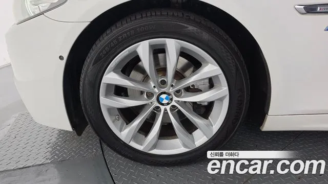BMW 5-Series 2016 thumb 4