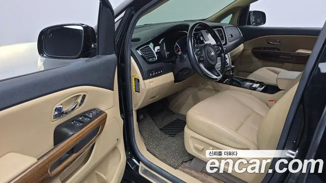 Kia Carnival 2017 thumb 10