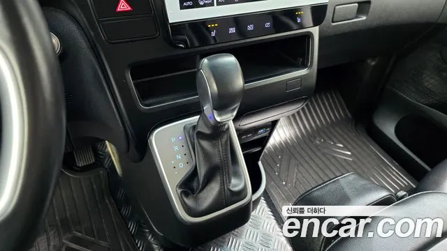 Hyundai Staria 2023 thumb 9