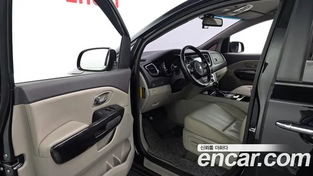 Kia Carnival 2015 thumb 10