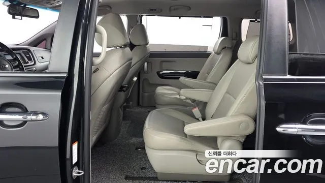 Kia Carnival 2015 thumb 11