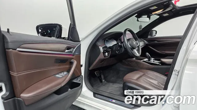 BMW 5-Series 2019 thumb 10