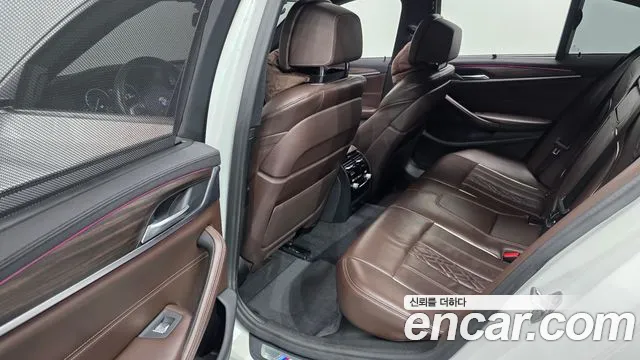 BMW 5-Series 2019 thumb 12