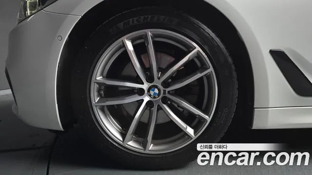 BMW 5-Series 2017 thumb 4