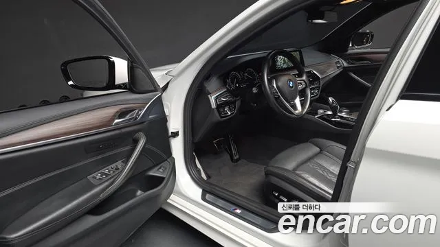 BMW 5-Series 2017 thumb 9