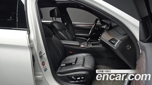 BMW 5-Series 2017 thumb 10