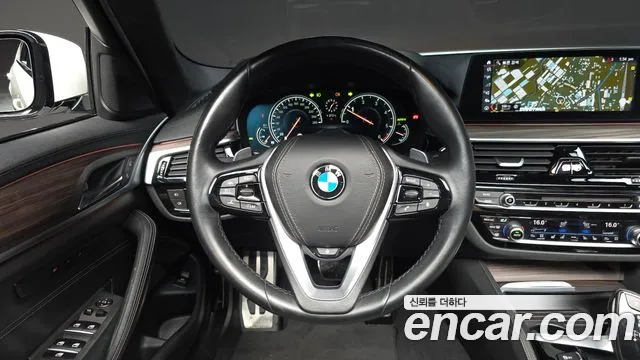 BMW 5-Series 2017 thumb 12
