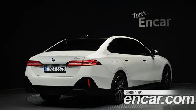 BMW 5-Series 2024 thumb 2