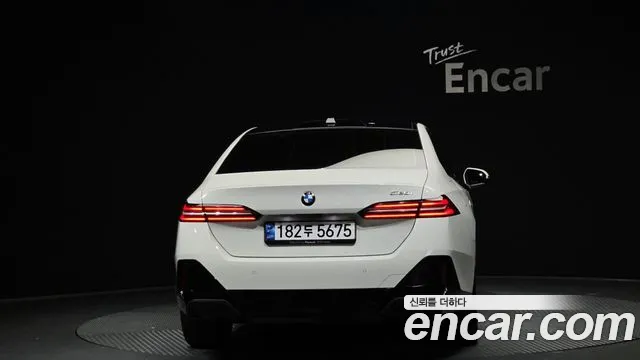 BMW 5-Series 2024 thumb 4