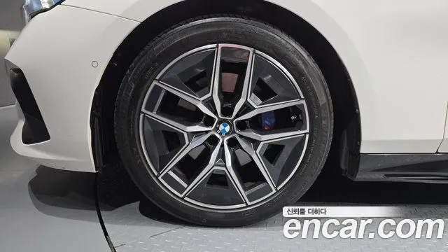 BMW 5-Series 2024 thumb 5