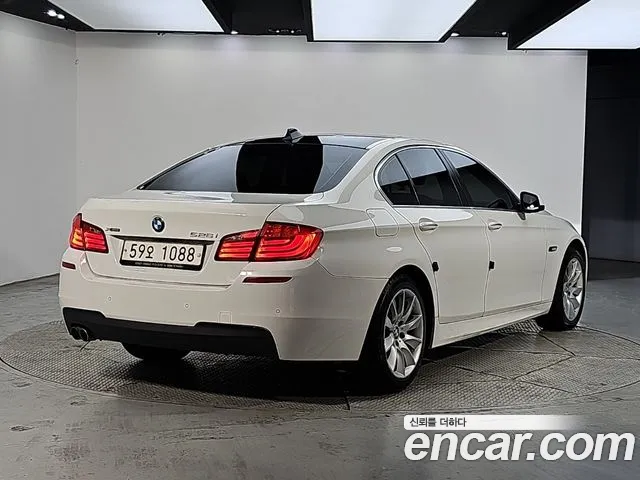 BMW 5-Series 2012 thumb 4