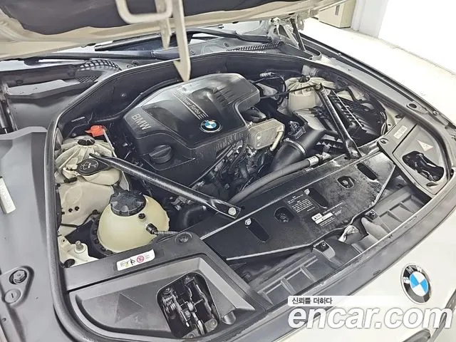 BMW 5-Series 2012 thumb 6