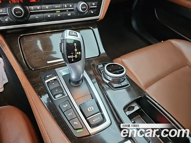 BMW 5-Series 2012 thumb 8