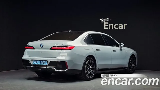 BMW i7 2023 thumb 2