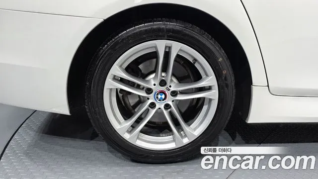 BMW 5-Series 2016 thumb 4