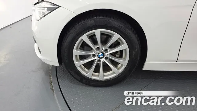 BMW 3-Series 2016 thumb 5