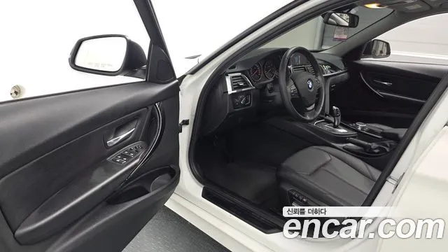 BMW 3-Series 2016 thumb 10