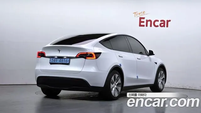 Tesla Model Y 2023 thumb 2