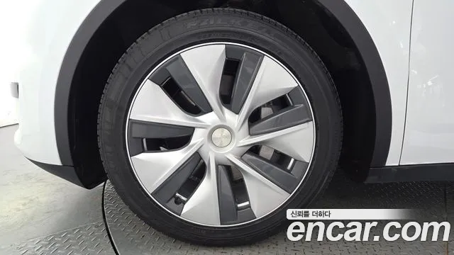 Tesla Model Y 2023 thumb 5