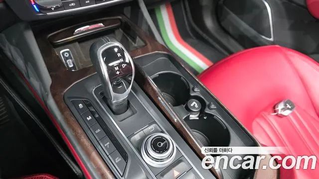 Maserati Levante 2018 thumb 9