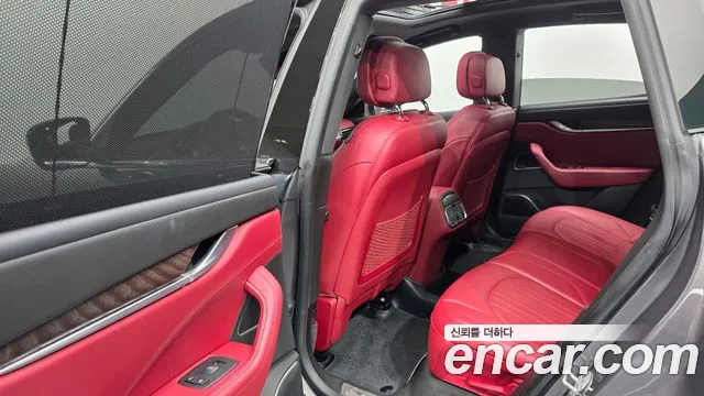 Maserati Levante 2018 thumb 12