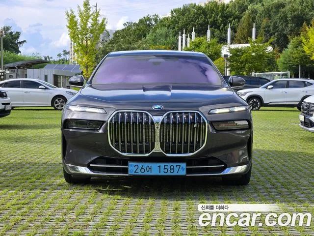 BMW i7 2023 thumb 2