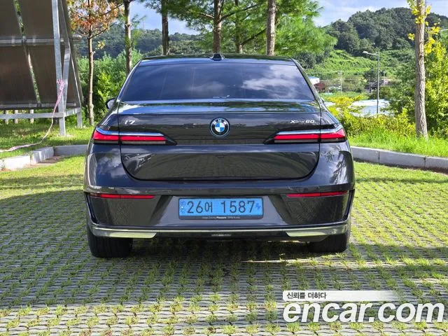 BMW i7 2023 thumb 3