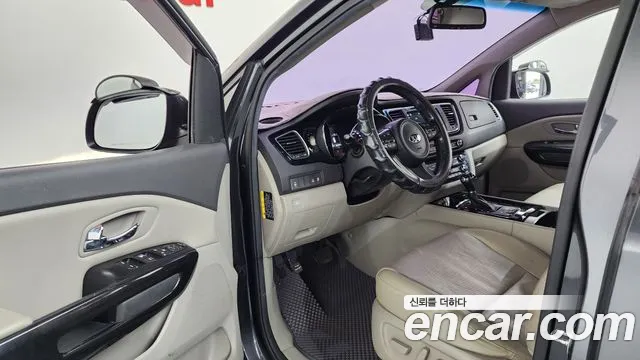 Kia Carnival 2016 thumb 10