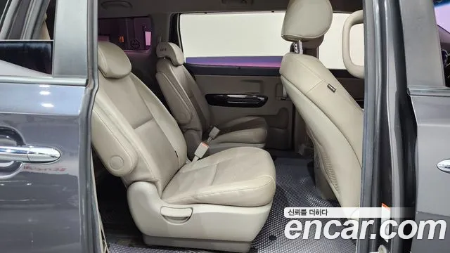 Kia Carnival 2016 thumb 11
