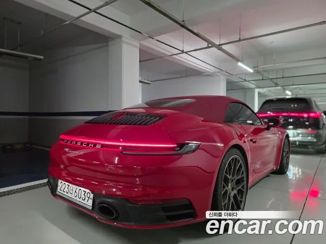 Porsche 911 2020 thumb 2