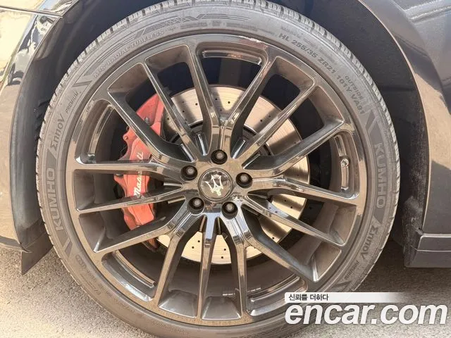 Maserati Quattroporte 2018 thumb 9