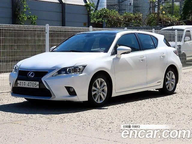 Lexus CT200h 2016 thumb 2