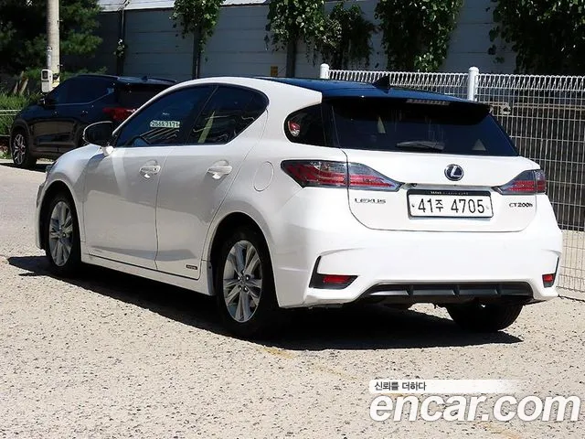 Lexus CT200h 2016 thumb 3