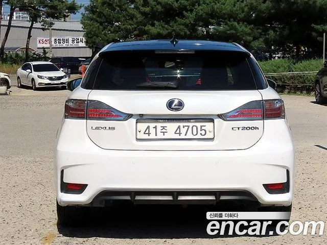 Lexus CT200h 2016 thumb 4
