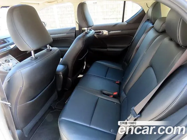 Lexus CT200h 2016 thumb 6