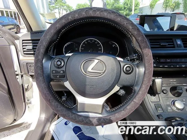 Lexus CT200h 2016 thumb 8