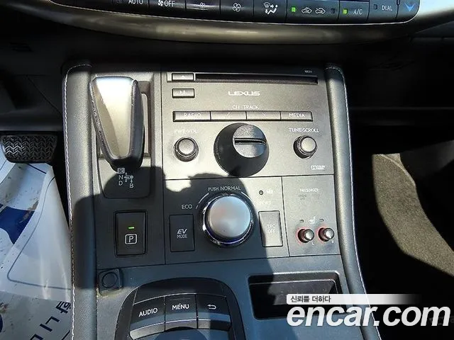 Lexus CT200h 2016 thumb 10