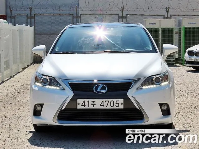 Lexus CT200h 2016 thumb 12