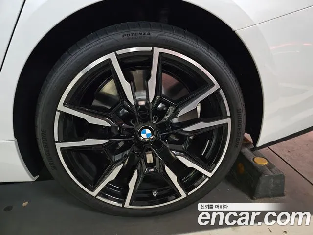 BMW 8-Series 2025 thumb 5