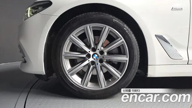 BMW 5-Series 2018 thumb 5